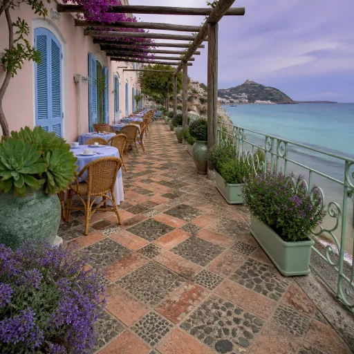 Hotel a Ischia con pensione completa: guida elegante per scegliere il tuo rifugio sul mare